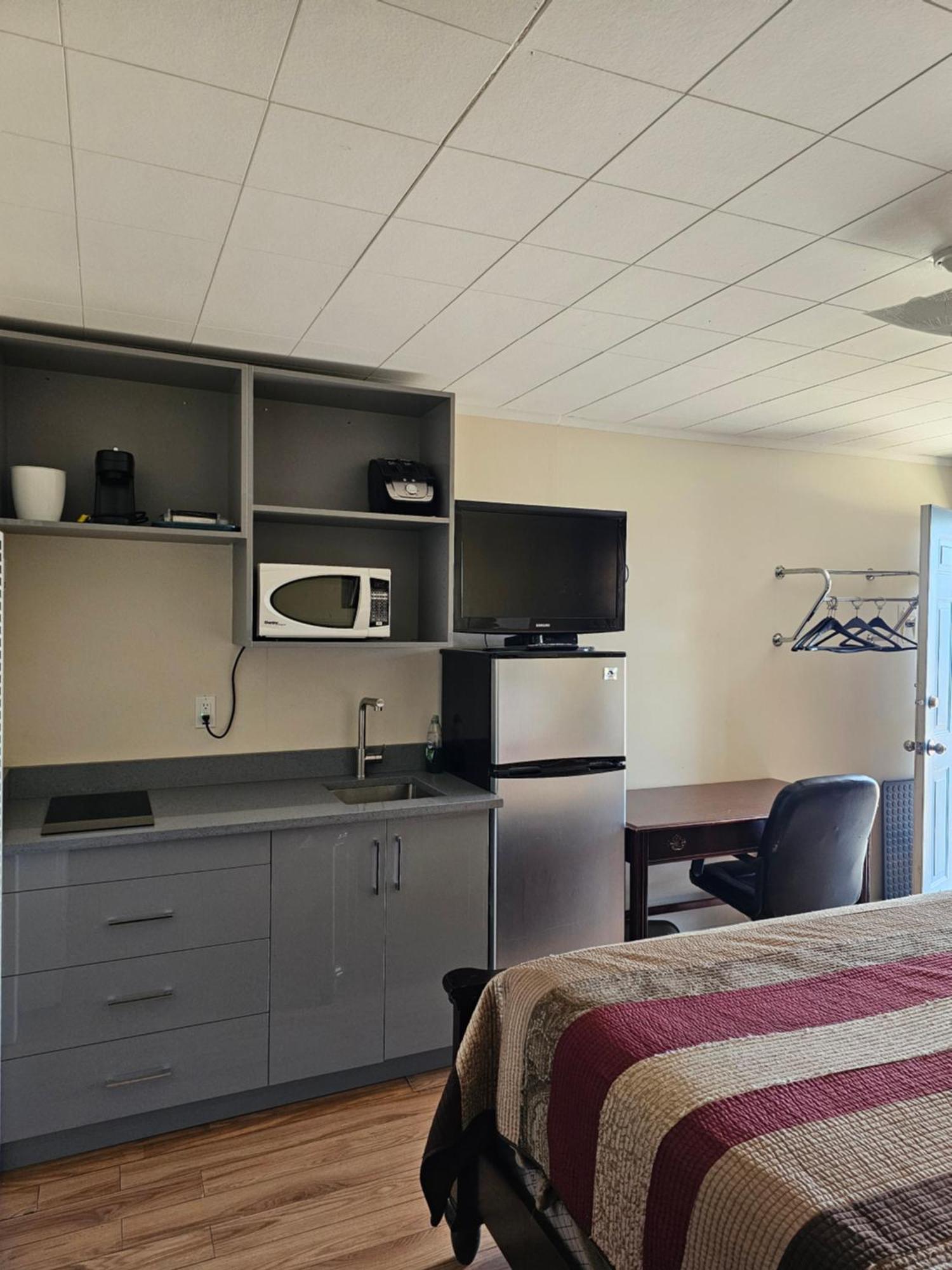 Parkway Motel & European Lodges Pincher Creek Εξωτερικό φωτογραφία