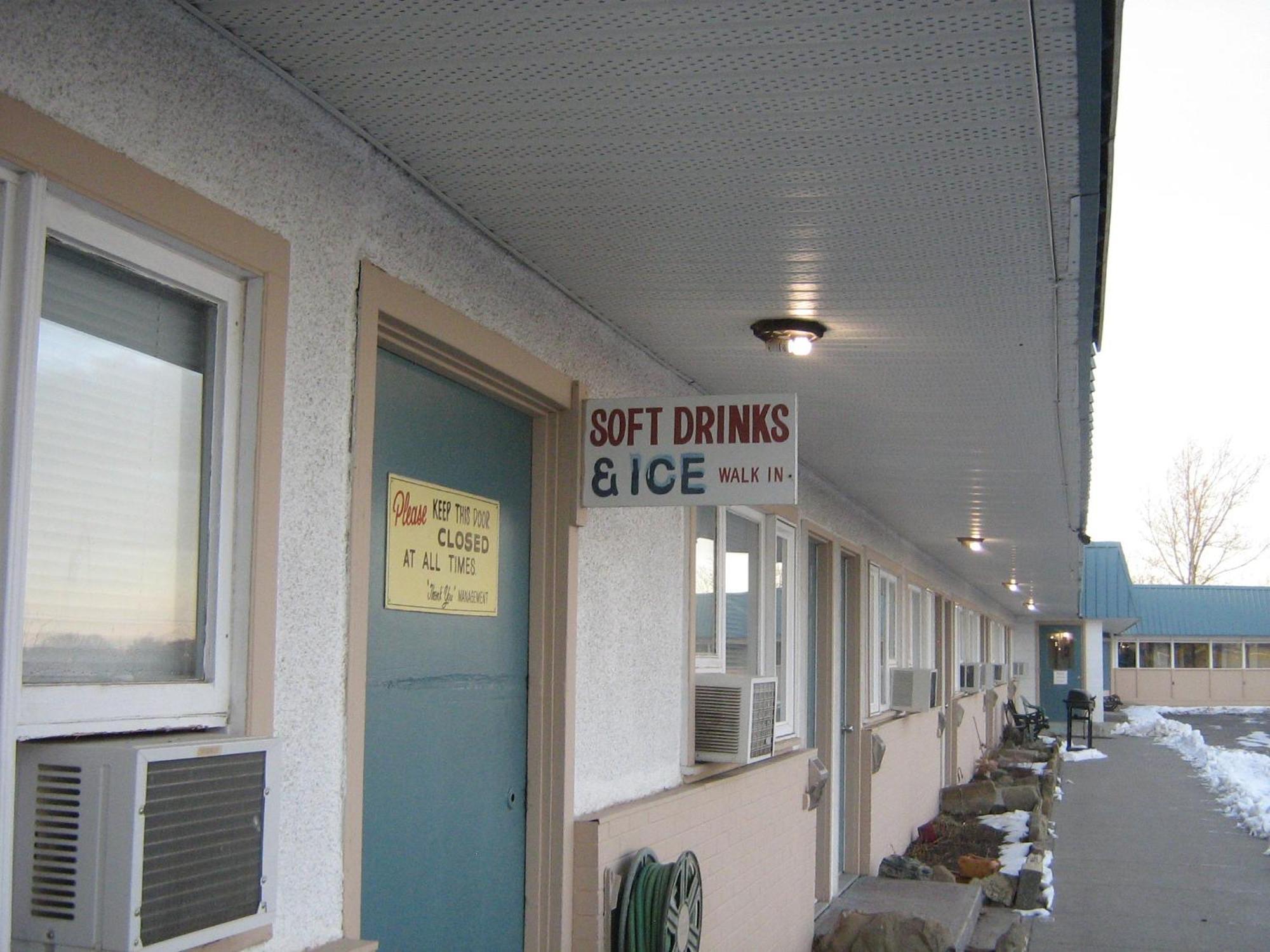 Parkway Motel & European Lodges Pincher Creek Εξωτερικό φωτογραφία