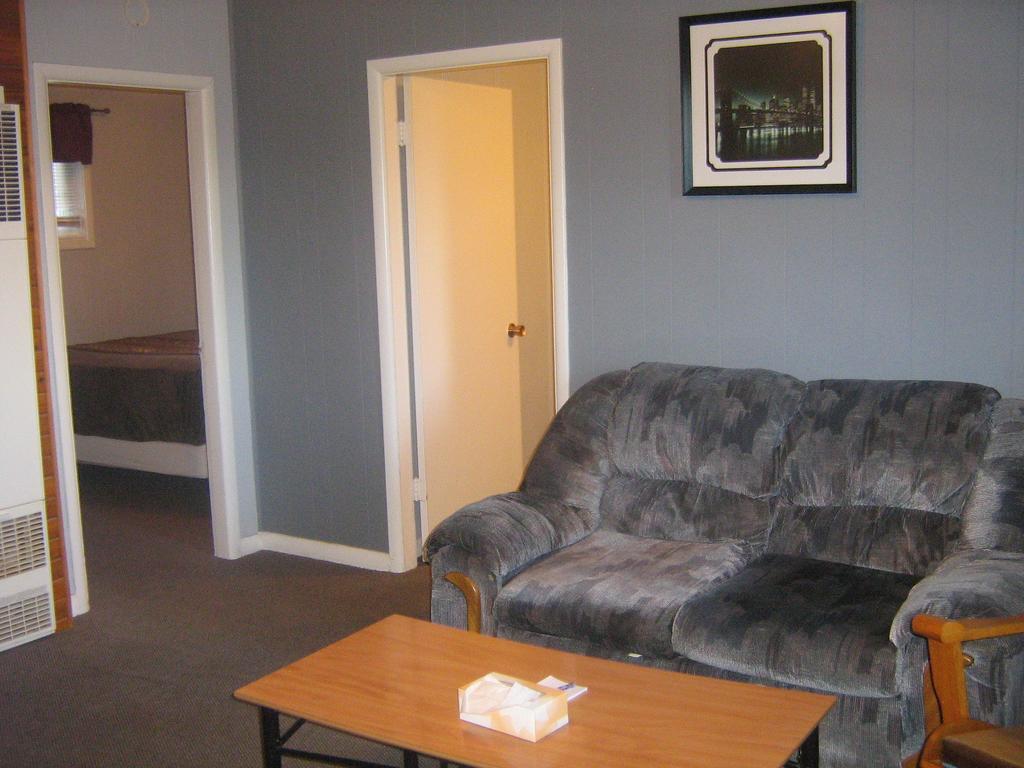 Parkway Motel & European Lodges Pincher Creek Εξωτερικό φωτογραφία